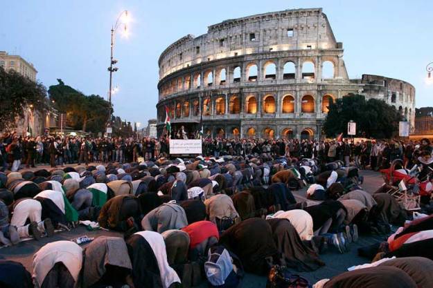 Muslims praying Rome